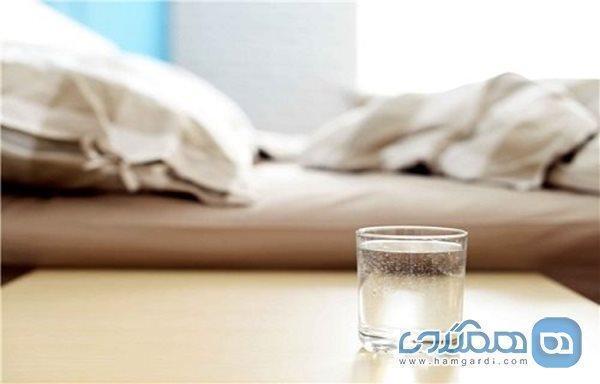 خطرات قرار دادن لیوان آب کنار رختخواب هنگام خواب خطرات قرار دادن لیوان آب کنار رختخواب هنگام خواب